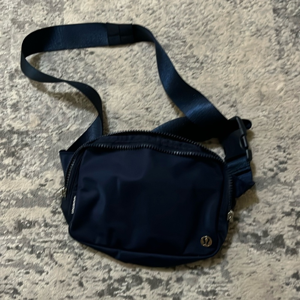 Lululemon 2L belt bag